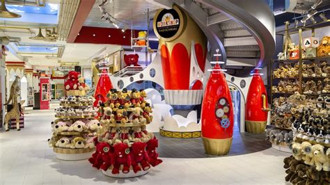 does fao schwarz still exist